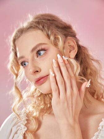 24 pièces Faux ongles en forme de cercueil long avec décoration 3D de papillons et de fleurs