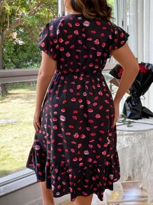 SHEIN LUNE Vestido con cinturón con estampado de labio de manga mariposa bajo con fruncido - Multicolor - Ver 2