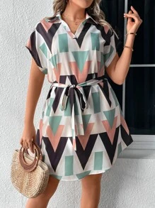 SHEIN LUNE Vestido con cinturón con estampado geométrico de manga murciélago - Multicolor - Ver 1