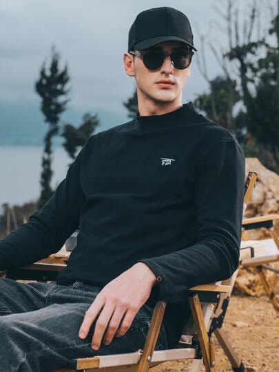 Men Embroidery Detail Mock Neck Tee