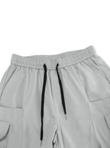 Manfinity EMRG 鬆身男士貨物短褲,帶有翻蓋口袋和束口腰帶 - 淺灰色 - 查看 4