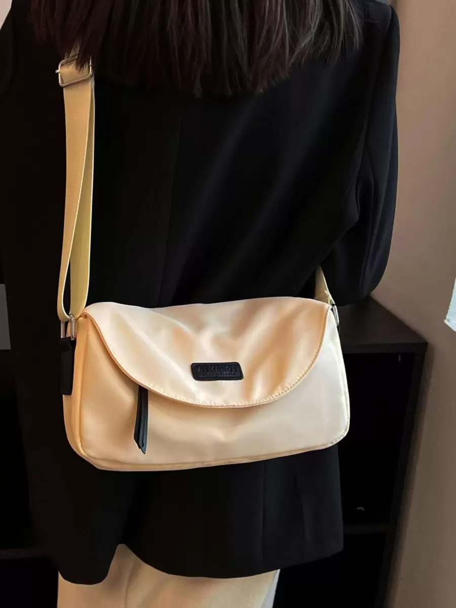 字母貼布翻蓋流浪包 - 白色 - 查看 1