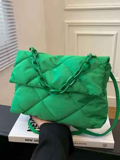 Bolsa cuadrada con patrón guateado con diseño de cadena con solapa