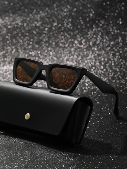 一副男士复古3D立体几何方形镜框时尚眼镜，线条独特，顶部平坦（适合街头拍照、旅行和日常佩戴，配有眼镜绳）。这款眼镜是沙滩配饰，打造街头时尚造型，适合搭配毛衣、夹克、卫衣、连帽衫、皮裤和工装裤，是夏季海滩度假、户外活动和旅行的理想之选。