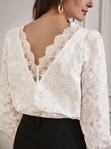 SHEIN Frenchy 花卉蕾絲貝殼邊荷葉袖網紗上衣