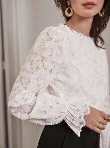 SHEIN Frenchy 花卉蕾絲貝殼邊荷葉袖網紗上衣