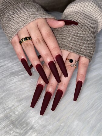 Améliorez instantanément votre look avec 24 pièces de faux ongles longs et unicolore de couleur bourgogne pour ongles en forme de cercueil français & 1 pièce de Lime à ongles & 1 feuille de faux ongles adhésifs. Matériel de manucure