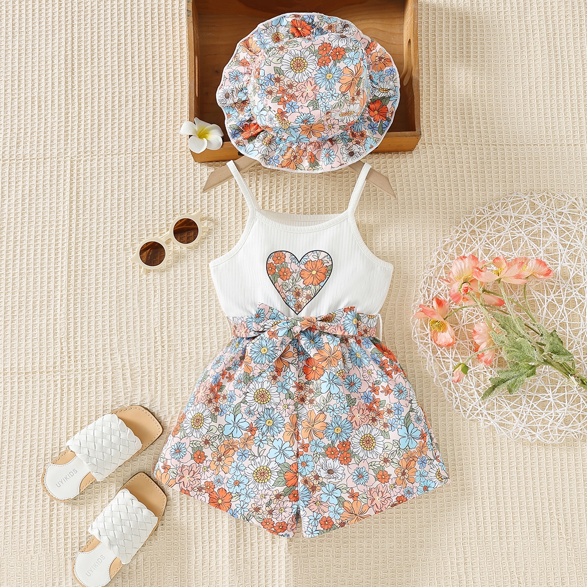 Mono De Cami Con Estampado Floral Y De Corazón Y Sombrero Con Cinturón Para Niña Joven