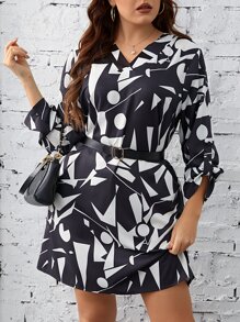 SHEIN Clasi Vestido túnico con estampado geométrico de manga enrollada con botón sin cinturón - Negro - Ver 1