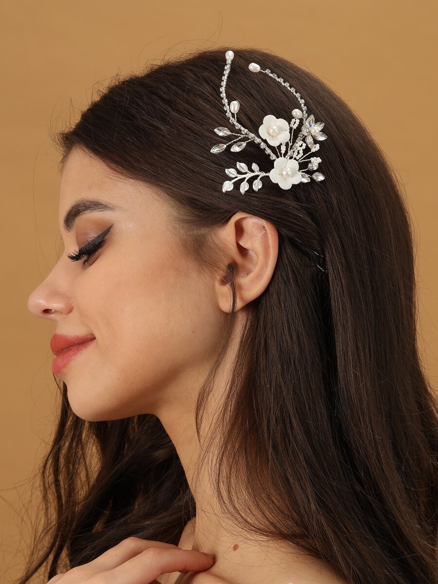 珍珠和花朵裝飾新娘頭飾