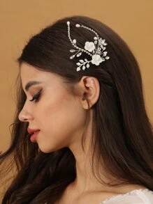 珍珠和花朵裝飾新娘頭飾