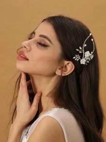 珍珠和花朵裝飾新娘頭飾