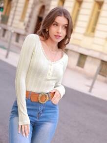 SHEIN Frenchy 蕾絲邊前紐扣麻花編織T恤 - 杏色 - 查看 6