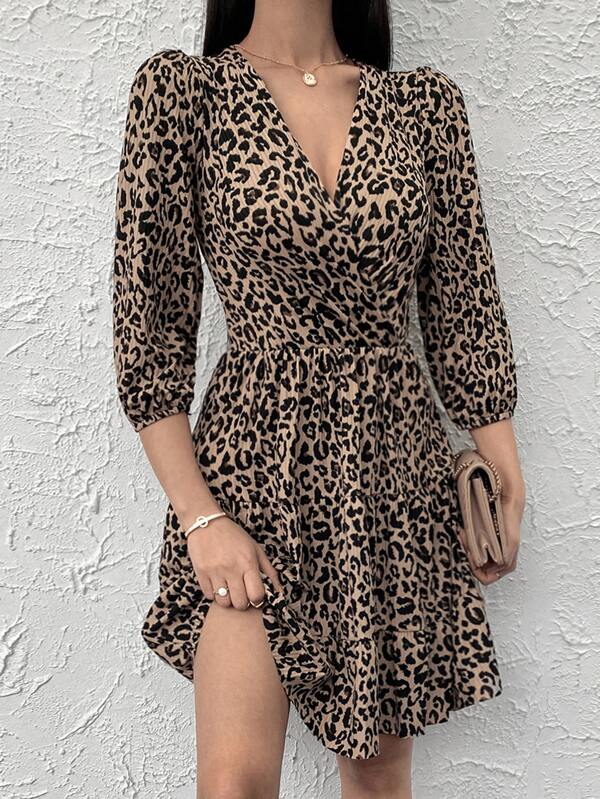 Kleid mit Leopard Muster, überlappendem Kragen, Laternenärmeln
