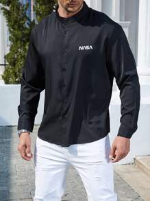 Manfinity Hombres Camisa con estampado de letra con botón - Negro - Ver 1