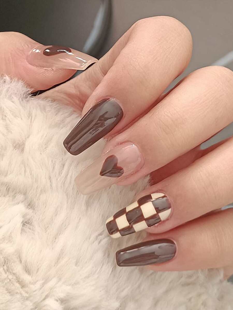 情人节指甲提升您的风格，24 件长棺材棕色心形印花棋盘假指甲和 1 个指甲锉和 1 片胶带按压指甲美甲用品 - 彩色 - 查看 1