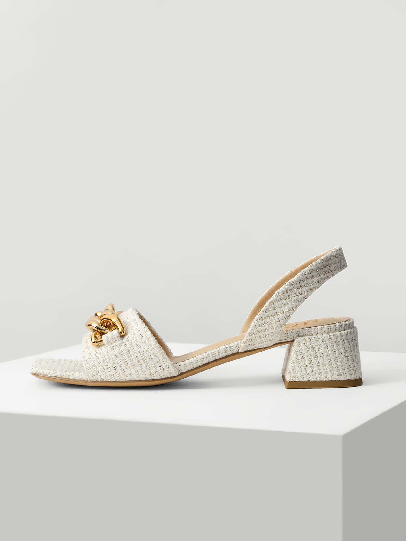 MOTF PREMIUM 粗花呢鏈條露跟涼鞋 - 白色 - 查看 1