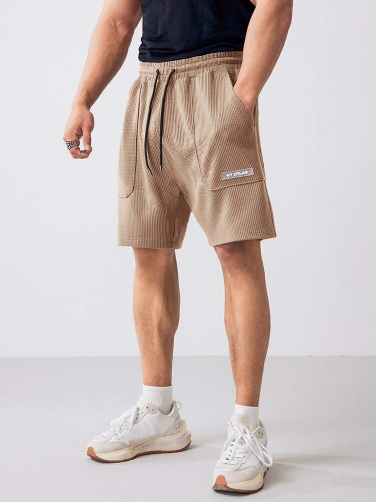 Manfinity بنطلون قصير بطباعة أحرف رباط خصر للرجال - كاكي - مشاهدة 1