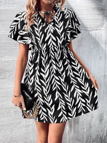 SHEIN VCAY Vestido smock con estampado de cuello con cordón de manga a capas - Blanco y Negro - Ver 1