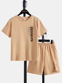 SHEIN 男孩標語圖案T恤和翻蓋口袋短褲