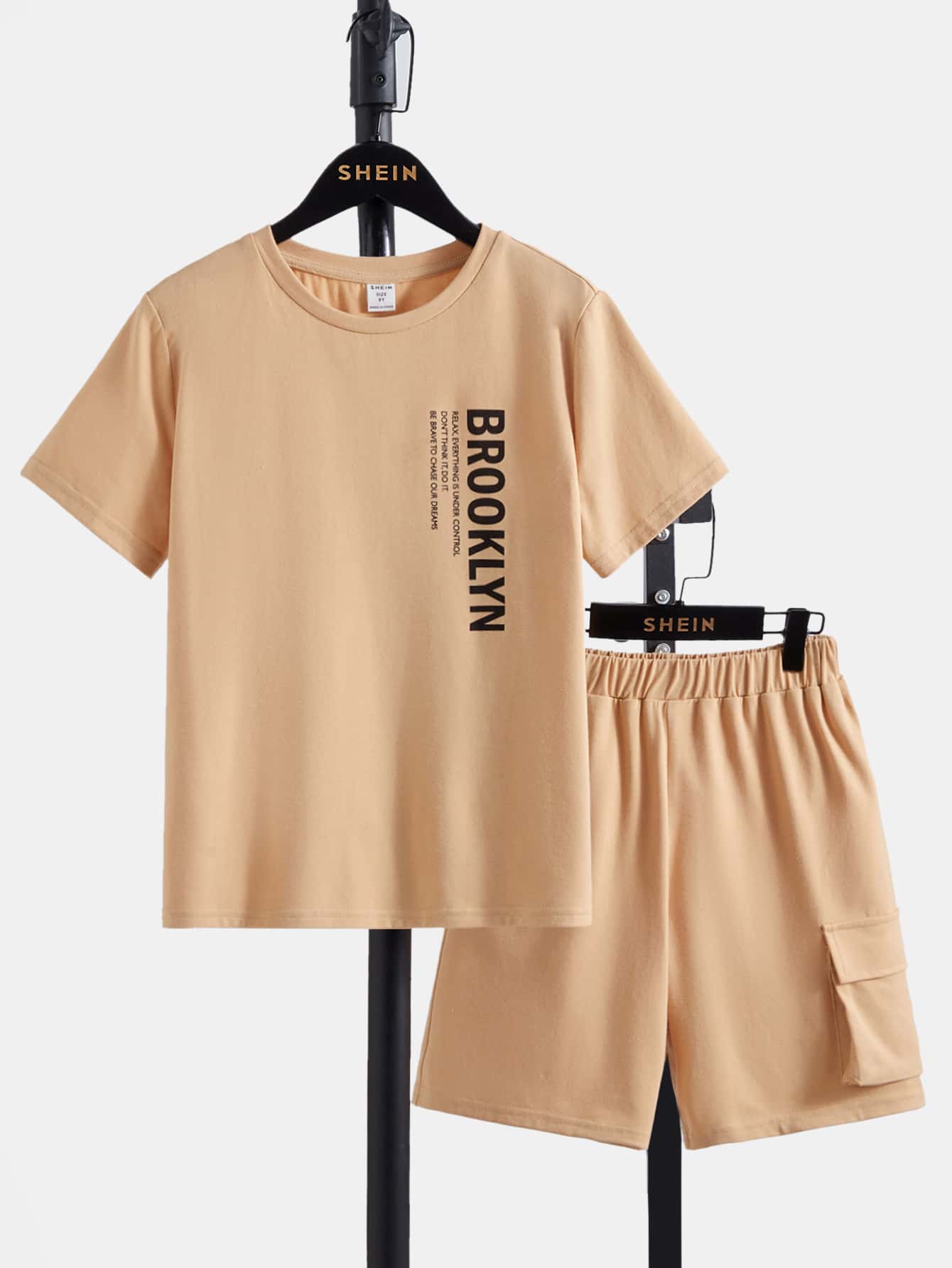 SHEIN 男孩標語圖案T恤和翻蓋口袋短褲