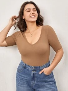 SHEIN BASICS 加大號v領純色t卹 - 卡其色 - 查看 1
