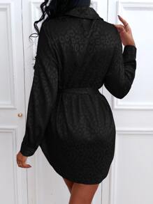 SHEIN VaVaLuxe Camisa jacquard de hombros caídos con cinturón de satén - Negro - Ver 2