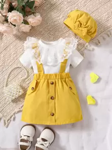 SHEIN 嬰兒蕾絲拼接T恤和紐扣細節背帶短裙和配件帽 - 彩色 - 查看 1