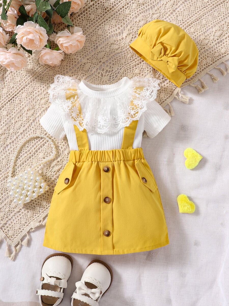 SHEIN 嬰兒蕾絲拼接T恤和紐扣細節背帶短裙和配件帽 - 彩色 - 查看 1