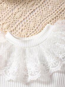 SHEIN 嬰兒蕾絲拼接T恤和紐扣細節背帶短裙和配件帽 - 彩色 - 查看 4