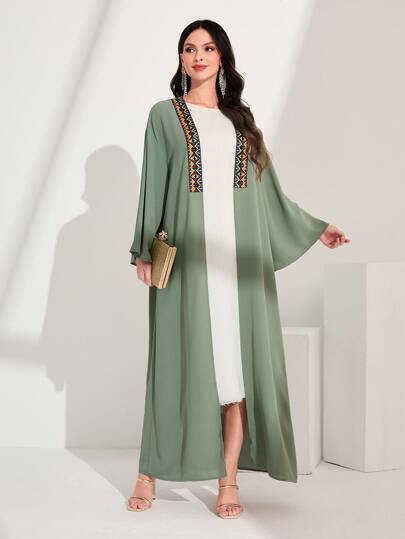 Al Najma 几何刺绣对比色带面板前开式适度长袖阿拉伯长袍