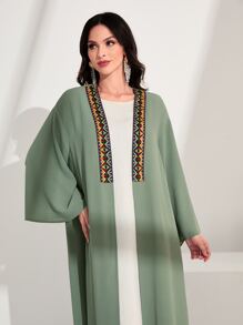 Al Najma 几何刺绣对比色带面板前开式适度长袖阿拉伯长袍 - 薄荷綠 - 查看 6