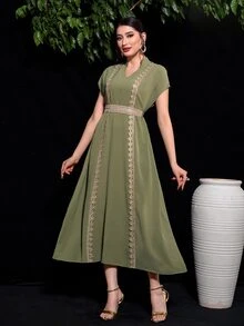 Al Najma 拼接水溶蕾絲蝙蝠袖繫腰帶連衣裙 - 軍綠色 - 查看 3