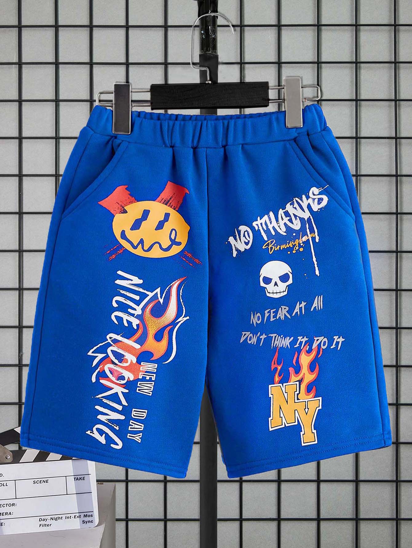 SHEIN 男孩卡通和字母圖案短褲