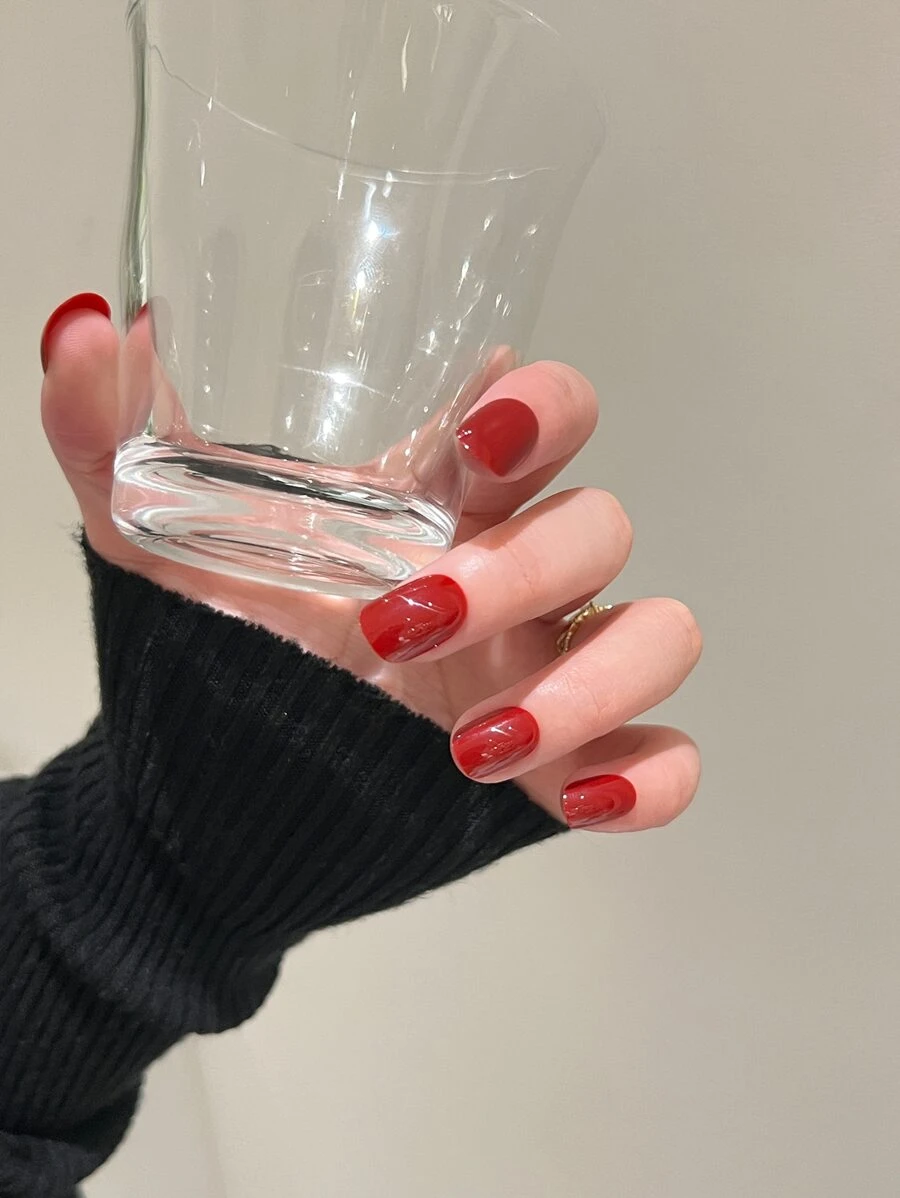 使用24入組短方形紅色素色光澤假指甲和1入組指甲銼和1張膠帶立即升級您造型 - 酒紅色 - 查看 1