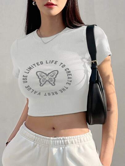 DAZY Camiseta crop con estampado de mariposa y slogan
