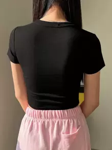 DAZY 人物和字母圖案短款T恤 - 黑色 - 查看 2