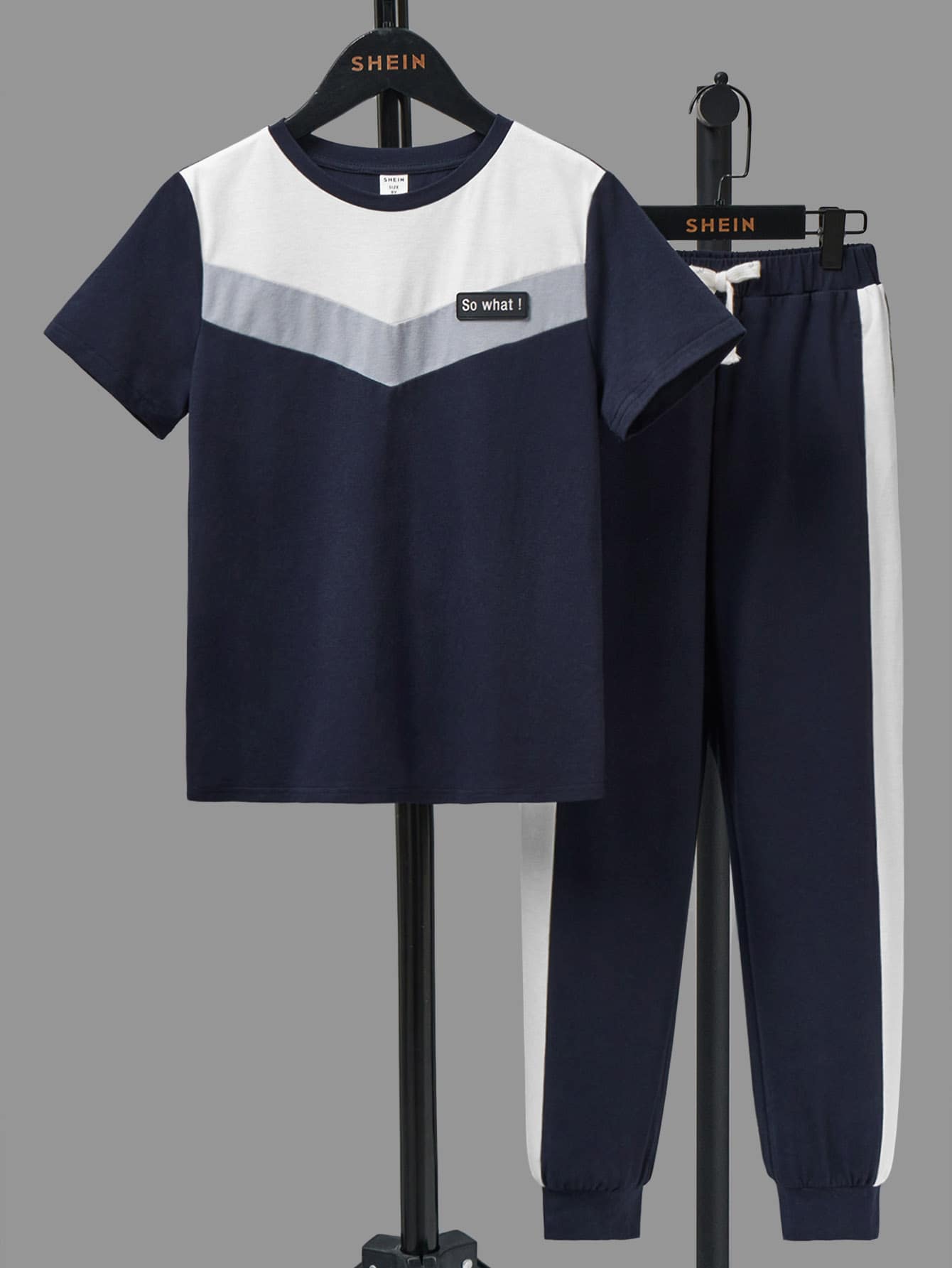 SHEIN Chicos Pantalones deportivos con camiseta de color combinado con diseño de parche de letra - Azul Marino - Añade 1