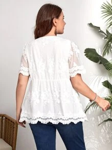 EMERY ROSE 大碼花卉刺繡貝殼邊荷葉邊下擺蕾絲襯衫