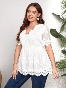 EMERY ROSE 大碼花卉刺繡貝殼邊荷葉邊下擺蕾絲襯衫