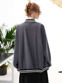 Cazadora de universidad con parche de letra ribete de rayas de hombros caídos - Gris Oscuro - Ver 2