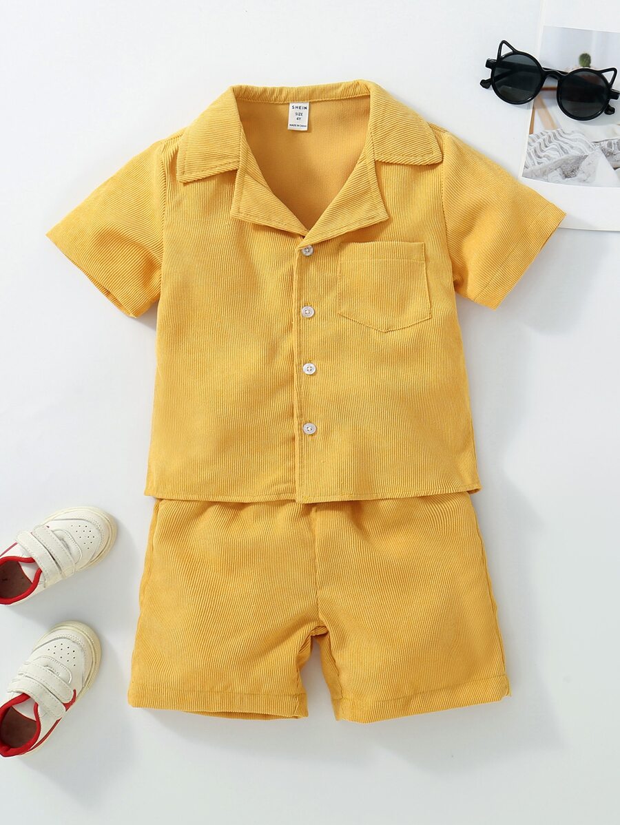 小男童口袋貼布襯衫和短褲