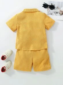 小男童口袋貼布襯衫和短褲