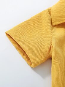 小男童口袋貼布襯衫和短褲