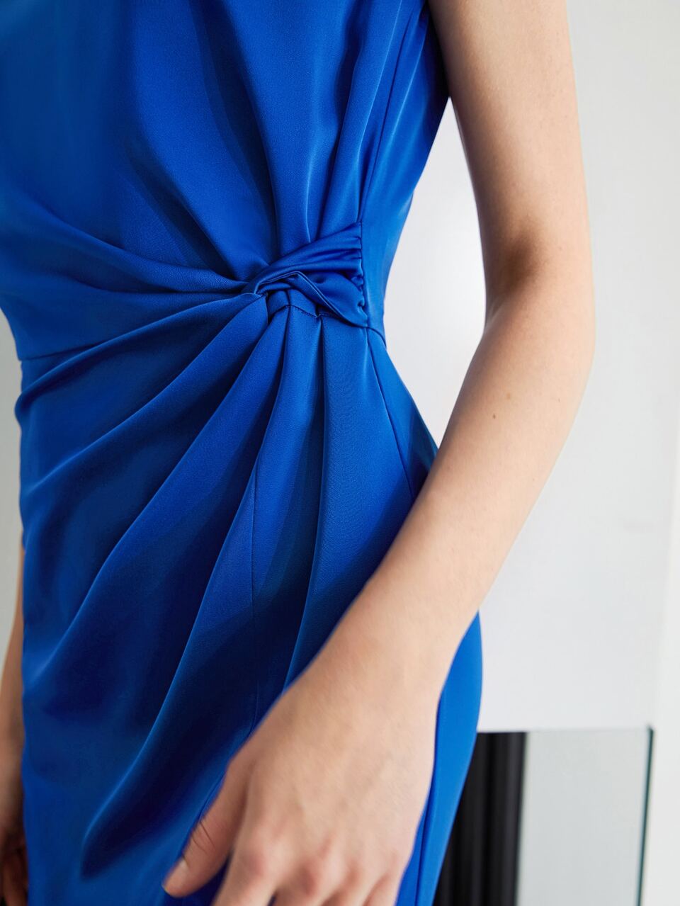 MOTF SIDE TWIST MIDI DRESS