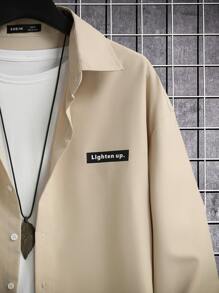 Manfinity Hombres 1 pieza Camisa con diseño de parche de letra - Albaricoque - Ver 3