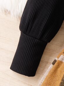 女孩立領泡泡袖T恤和格紋印花腰帶半身裙