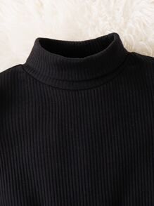 女孩立領泡泡袖T恤和格紋印花腰帶半身裙