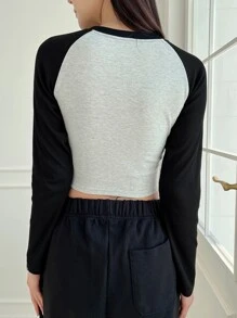 DAZY Camiseta corta de manga raglán con gráfico de letras y números para mujer - Multicolor - Ver 2