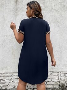 SHEIN LUNE Plus Leopard Print Notched Neckline Batwing Sleeve Curved Hem Dress - Navy Blue - View 2